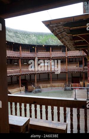 Innere des Globe Theatre London, William Shakespeare zugeordnet. Erbaut im 16. Jahrhundert von Shakespeares spielen Unternehmen, der Lord Chamberlain es Men. London. Datierte 2015 Stockfoto