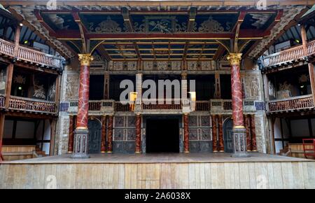 Innere des Globe Theatre London, William Shakespeare zugeordnet. Erbaut im 16. Jahrhundert von Shakespeares spielen Unternehmen, der Lord Chamberlain es Men. London. Datierte 2015 Stockfoto