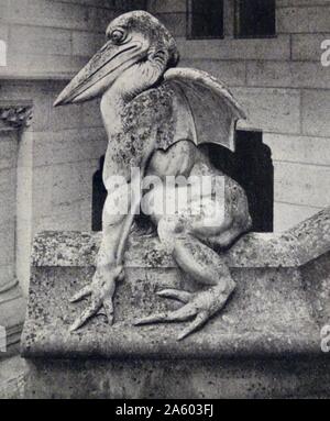 Fotodruck von eine Steinfigur rittlings auf die Stufen am Eingang des Château de Pierrefonds. Das Schloss liegt in der Gemeinde von Pierrefonds im Département Oise, Frankreich Stockfoto