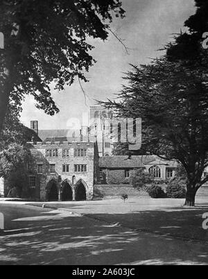 Fotografische print zeigt das äußere der Winchester Cathedral, eine anglikanische Kathedrale in Winchester. Stockfoto