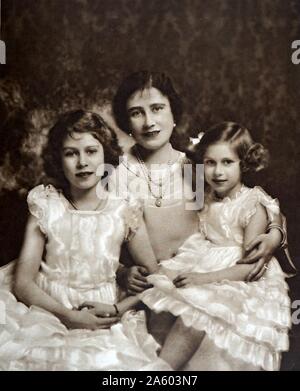 Königin Elizabeth (Elizabeth Bowes Lyon) mit ihren Töchtern Elisabeth (später Königin Elizabeth II. und Prinzessin Margaret 1937 Stockfoto