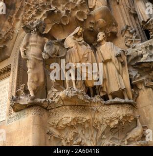 Details der Fassade der Basílica ich Temple Expiatori De La Sagrada Família, eine römisch-katholische Kirche in Barcelona, entworfen vom spanischen Architekten Antoni Gaudí (1852-1926). Vom 21. Jahrhundert Stockfoto