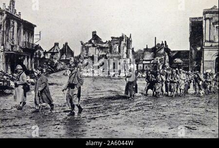 Fotodruck von Anwohnern und Französische Infanterie in Chauny in Frankreich am Ende des ersten Weltkrieges. Vom 20. Jahrhundert Stockfoto