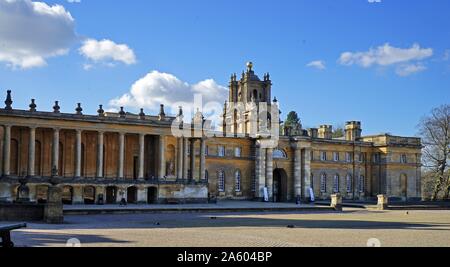 Detail an der Außenwand des Blenheim Palace in Oxfordshire, England. Blenheim Palast war der Hauptwohnsitz der Herzöge von Marlborough. zwischen 1705 und ca. 1722 errichtet. Blenheim Palace wurde 1987 zum UNESCO-Weltkulturerbe ernannt. Stockfoto