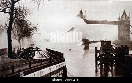 Foto von der Royal Salute feuerte am Mittag auf den Tower of London, König George VI zu feiern (1895 – 1952) 41. Geburtstag. Vom 20. Jahrhundert Stockfoto