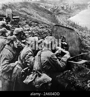 Fotodruck von deutschen Soldaten mit einem Maschinengewehr, während der große Krieg. Vom 20. Jahrhundert Stockfoto