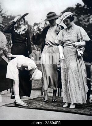 Foto von Lady Elizabeth (1900-2002) Teilnahme an einer Gartenparty im St. James Palace zugunsten des Nationalrates für Mutterschaft und Kinder-und Jugendhilfe. Vom 20. Jahrhundert Stockfoto