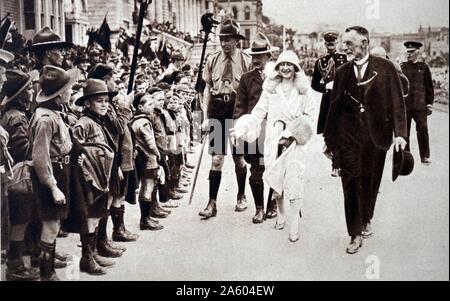 Foto von Lady Elizabeth (1900-2002) setzte sich mit Mitgliedern der Pfadfinder. Vom 20. Jahrhundert Stockfoto