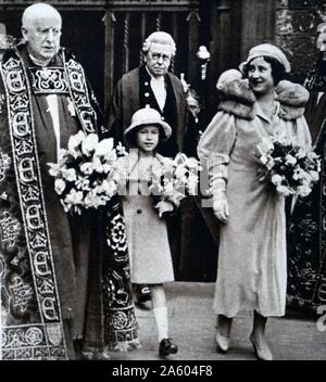 Foto von Lady Elizabeth (1900-2002) und Prinzessin Elizabeth (1926-) in der Westminster Abbey für die Verteilung von Royal Maundy. Vom 20. Jahrhundert Stockfoto