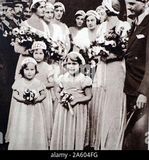 Foto aufgenommen am Tag Hochzeit von Lady Mai Cambridge (1906-1994) und Captain Henry Abel Smith (1900-1993), britischer Offizier und ein Gouverneur von Queensland. Auch abgebildet ist Prinzessin Elizabeth (1926-), eine Brautjungfer war. Vom 20. Jahrhundert Stockfoto