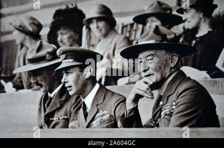 Foto von Prinz Albert Frederick Arthur George (1895 – 1952) setzte sich mit Herrn Robert Baden-Powell, 1. Baron Baden-Powell (1857-1941) während eine Gaudi für Pfadfinder im Wembley-Stadion statt. Vom 20. Jahrhundert Stockfoto