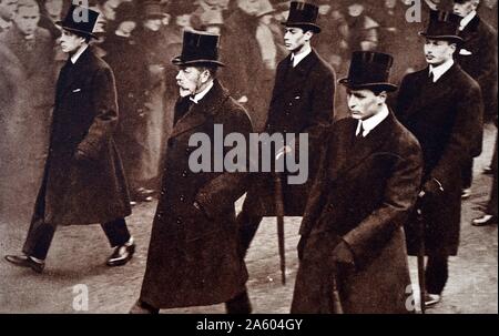 Foto von den Trauerzug für Königin Alexandra von Dänemark (1844-1925) zur Westminster Abbey. Im Bild: König Georg v. (1865-1936), Edward, Prince Of Wales (1894-1972), Kronprinz Olaf v. von Norwegen (1903 – 1991), (1895-1952) und Prinz Henry, Duke of Gloucester (1900-1974). Vom 20. Jahrhundert Stockfoto