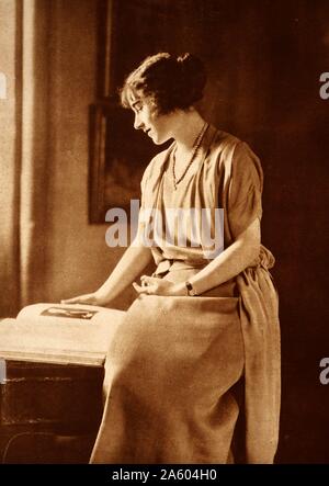 Foto von Lady Elizabeth Bowes-Lyon (1900-2002) im Glamis Castle. Vom 20. Jahrhundert Stockfoto