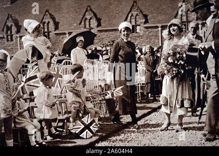 Fotografieren des kürzlich engagierte Prinz Albert Frederick Arthur George (1895 – 1952) und Lady Elizabeth Bowes-Lyon (1900-2002) besuchen die Dudley Gast Krankenhaus ist ein Krankenhaus befindet sich in Dudley. Vom 20. Jahrhundert Stockfoto