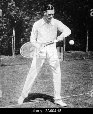 Foto von Prinz Albert Frederick Arthur George (1895 – 1952) üben seine Rückhand Drive bei einem Tennisspiel von Frederick Edwin Smith, 1. Earl of Birkenhead (1872-1930) in seinem Landhaus in Charlton, in der Nähe von Banbury organisiert. Vom 20. Jahrhundert Stockfoto