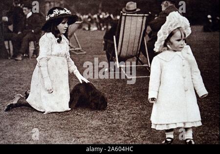 Foto von Lady Elizabeth Bowes-Lyon (1900-2002) im Glamis Castle. Vom 20. Jahrhundert Stockfoto