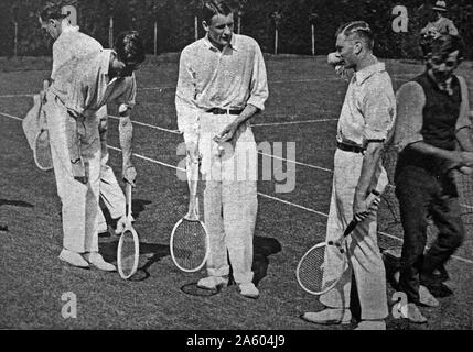 Foto von Prinz Albert Frederick Arthur George (1895 – 1952) diskutieren die Tennis-Spiel gegen Oxford University organisiert von Frederick Edwin Smith, 1. Earl of Birkenhead (1872-1930) in seinem Landhaus in Charlton, in der Nähe von Banbury. Vom 20. Jahrhundert Stockfoto