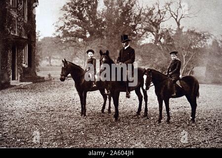 Foto von Prinz Albert Frederick Arthur George (1895 – 1952) und Prinz George, Herzog von Kent (1902-1942) im Windsor Park fahren. Vom 20. Jahrhundert Stockfoto