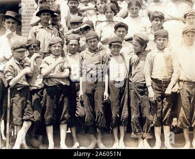 Gruppe von Kinderarbeit in Moritas Mühle; Columbus, Georgia. 1912 Stockfoto