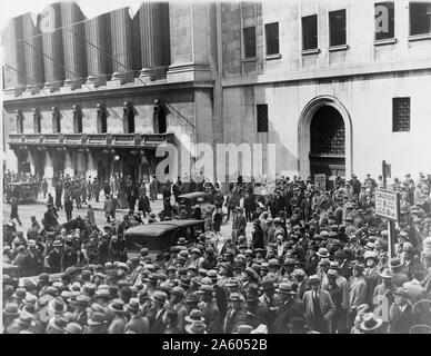 Eine Masse von Menschen versammeln sich außerhalb der New Yorker Börse nach dem Crash von 1929. Auch als Schwarzer Dienstag bekannt Es war die verheerendste Börsenkrach in der Geschichte der Vereinigten Staaten und signalisiert den Beginn der 10-jährigen Große Depression, die alle westlichen Industrieländer betroffen. Stockfoto