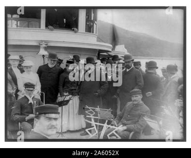 Präsident Benjamin Harrison mit James G. Blaine, Henry Cabot Lodge, und eine Gruppe anderer Menschen, darunter Männer der Bar Harbor Band steht auf dem Deck der Franzose Bay Dampfgarer Sappho. Stockfoto