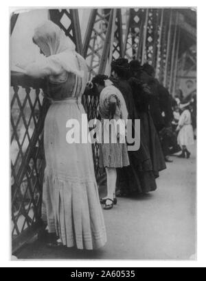 Juden beten auf die Williamsburg Bridge, New York City, am Neujahrstag 1909. Das Gebiet ist die Heimat einer großen Jiddisch sprechenden Bevölkerung und auf der westlichen Ansatz für die Brücke ein Zeichen liest, 'aus Brooklyn; Oy Vey!" Stockfoto