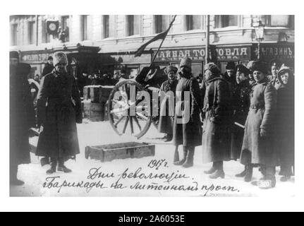 Tage der Revolution - Barrikaden auf den Liteinyi Prospekt, Petrograd. Menschen stehen vor der Barrikade auf den Straßen von St. Petersburg. Die russische Revolution ist der Sammelbegriff für eine Reihe von Revolutionen in Russland im Jahr 1917, die die zaristische Autokratie demontiert und führte zur Gründung der Russischen SFSR. Stockfoto