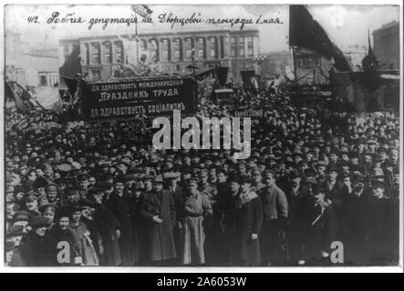 Die Russische Revolution Arbeiter deputation auf dem Dvortsovyi Square, Petrograd. Die russische Revolution ist der Sammelbegriff für eine Reihe von Revolutionen in Russland im Jahr 1917, die die zaristische Autokratie demontiert und führte zur Gründung der Russischen SFSR. Stockfoto