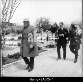 Winston Churchill, "Lawrence von Arabien", und Emir Abdullah wandern in den Gärten des Government House, Jerusalem, während der geheimen Konferenz. Stockfoto