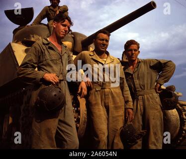 US Armee-Panzer-Besatzung steht man vor einem Panzer m-4, Fort. Knox, KY. Stockfoto