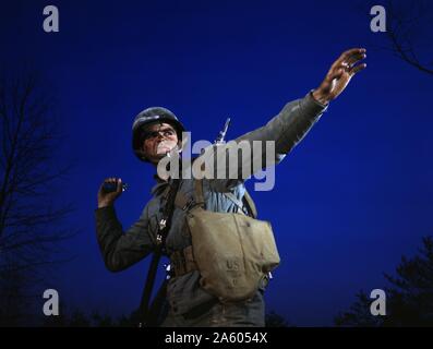 Eine amerikanische Ananas - eine Granate - ist bereit, lassen Sie die Hand der Infanterist in der Ausbildung in Fort Belvoir, Virginia Stockfoto