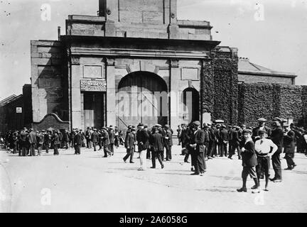 London Dock Workers Strike, vor den Toren der Great East India dock um 1910 Stockfoto