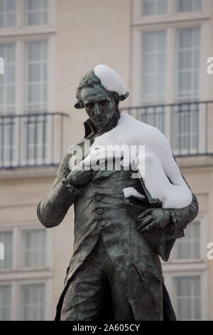 Frankreich, Paris, 6. Arrondissement, 15 quai de Conti, verschneite Statue von Condorcet, Gebäude, wo Patrick Modiano als Kind gelebt Stockfoto