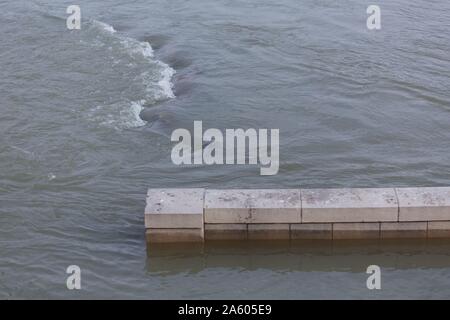 Frankreich, Ile de France, Paris, 7. Arrondissement, Quai Anatole France, Paris Flut; niedrige Mauer, Durchfluss, Stockfoto