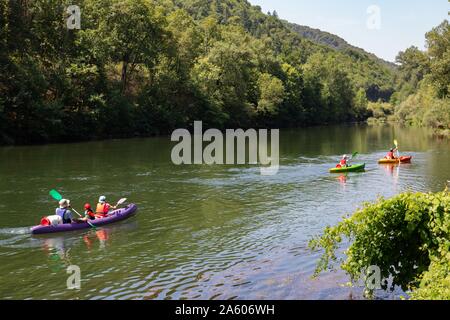 Frankreich, Parc des Grands Causses, Gorges du Tarn, Brousse-le-Château, Kajak auf dem Fluss Tarn Stockfoto