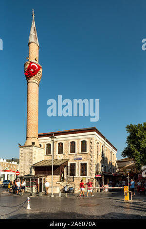 Bodrum, Türkei - 29 August, 2019. Merkez Adliye Cami Moschee, mit Eingang zum Basar Kapali Carsi. Bodrum. Provinz Mugla, Türkei. Stockfoto