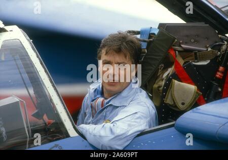 Der französische Schauspieler Alain Delon, Sponsor der Patrouille de France im Jahr 1988, anlässlich des 35. Jahrestages der französischen Kunstflugstaffel Patrouille. April 7, 1988 Stockfoto