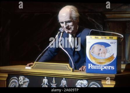 Der französische Komiker Thierry Le Luron auf der Bühne des Théâtre Marigny in Paris im Jahre 1980. Stockfoto