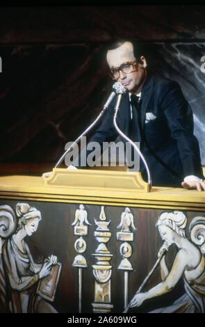 Der französische Komiker Thierry Le Luron auf der Bühne des Théâtre Marigny in Paris im Jahre 1980. Stockfoto