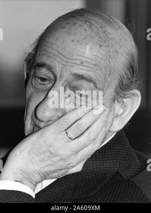 Der französische Philosoph und Journalist Raymond Aron in seinem Pariser Büro, c 1980. Stockfoto