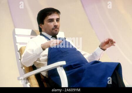 Der französische Komiker Thierry Le Luron auf der Bühne des Théâtre Marigny in Paris im Jahre 1980. Stockfoto