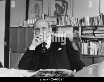 Der französische Philosoph und Journalist Raymond Aron in seinem Pariser Büro, c 1980. Stockfoto