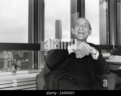 Der französische Philosoph und Journalist Raymond Aron in seinem Pariser Büro, c 1980. Stockfoto