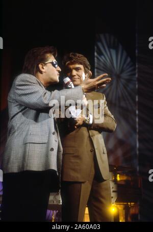 Französischer Geschäftsmann und Politiker Bernard Tapie einladende französischer Sänger Gilbert Montagné in der TV-Show 'Plus Fort la Vie' auf TF1, um das Thema Behinderung. April 6, 1990 Stockfoto