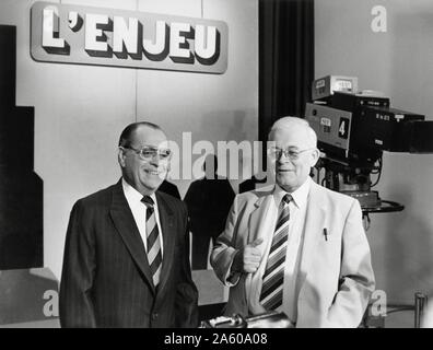 Pierre BÉRÉGOVOY, Minister für Wirtschaft und Finanzen, im Gespräch mit André Bergeron, Generalsekretär der CGT-FO, bevor die politischen Fernsehsendung 'L'Enjeu'. September 12, 1985 Stockfoto