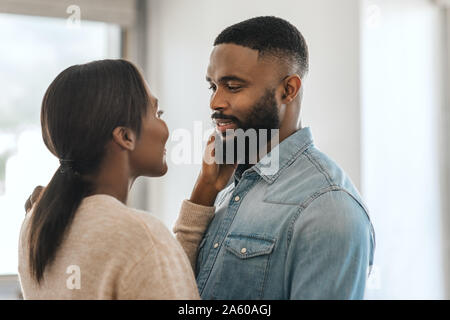 Romantische junge afrikanische amerikanische Paar ständigen liebevoll zusammen zu Hause Stockfoto