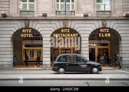 Oktober 2019. Black Cab Taxi vorbei das Ritz Hotel in Piccadilly, London, UK während der morgendlichen Rush-hour. Stockfoto