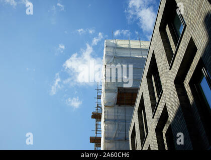 Professionelle Gerüst auf der Seite eines Gebäudes renoviert. Stockfoto