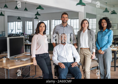 Lächelnd Team diverser Geschäftsleute arbeiten in einem modernen Büro Stockfoto