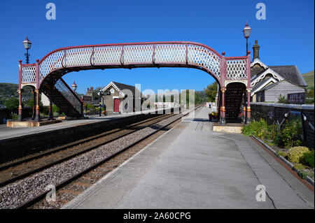 Vereinbaren Bahnhof, North Yorkshire, an der berühmten Settle Carlisle mit Pen-y-Ghent fiel in der Ferne. Stockfoto